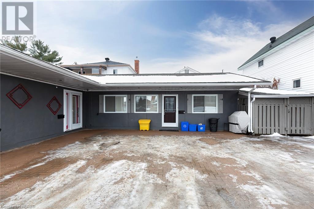115 King Street W Property Photo 3