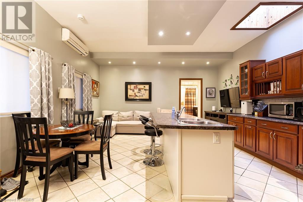 115 King Street W Property Photo 4