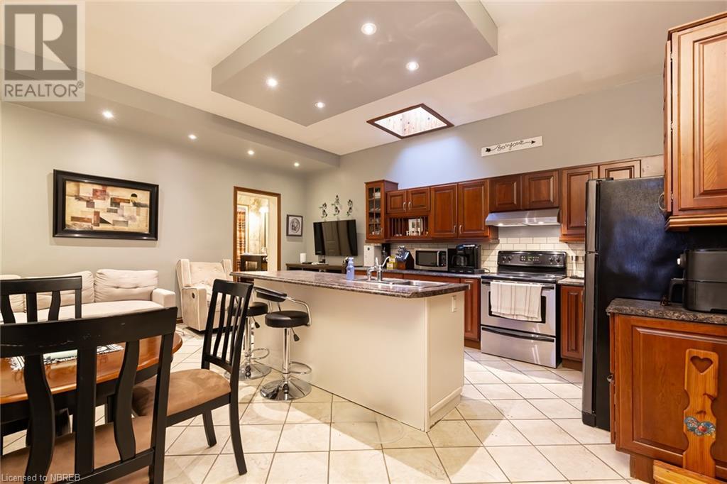 115 King Street W Property Photo 6