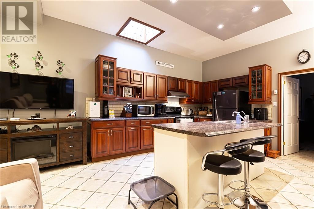 115 King Street W Property Photo 8