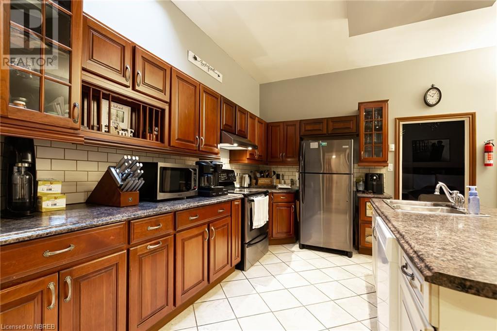115 King Street W Property Photo 9