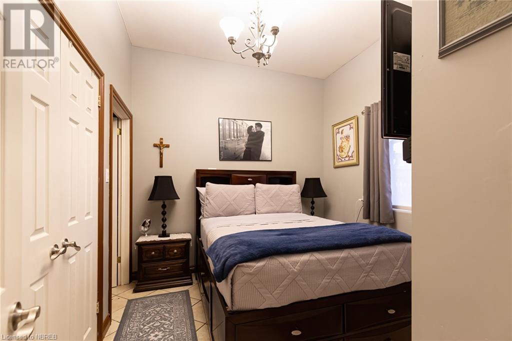 115 King Street W Property Photo 14