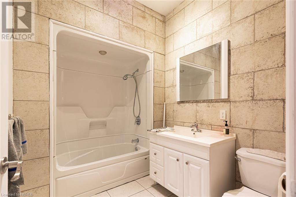 115 King Street W Property Photo 24