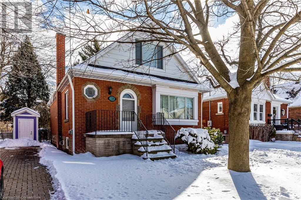 228 Bond Street N Property Photo