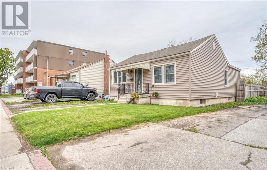283 Parkdale Avenue N Property Photo 3