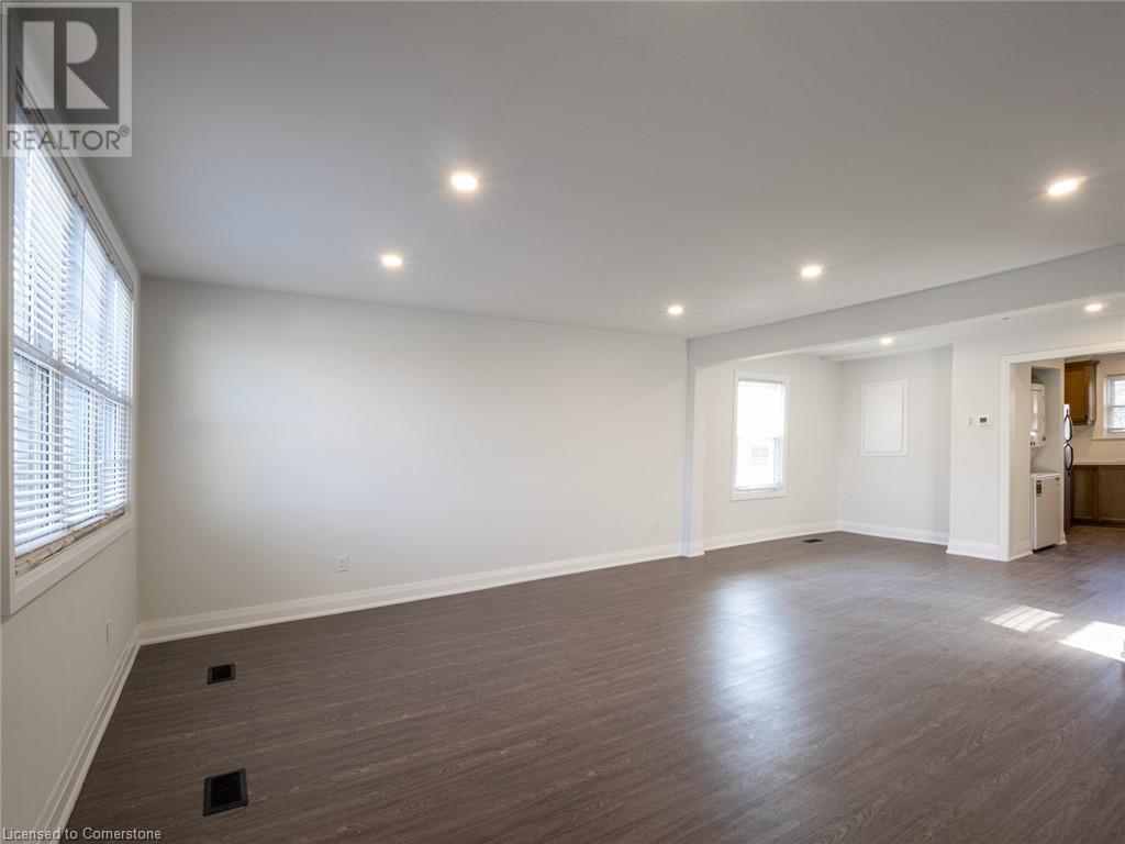 283 Parkdale Avenue N Property Photo 4