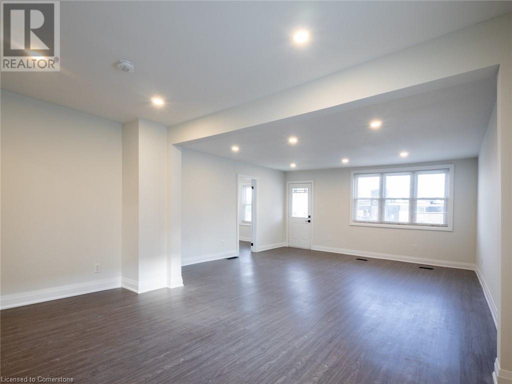 283 Parkdale Avenue N Property Photo 6