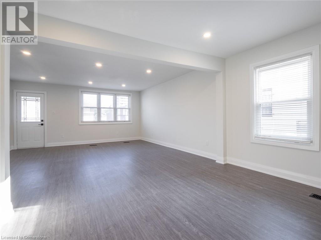 283 Parkdale Avenue N Property Photo 7