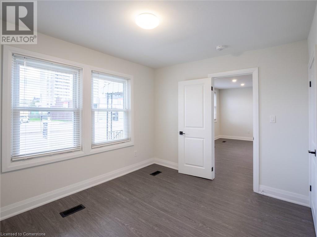 283 Parkdale Avenue N Property Photo 18