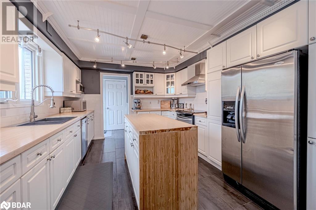 1923 10th Line Property Photo 4
