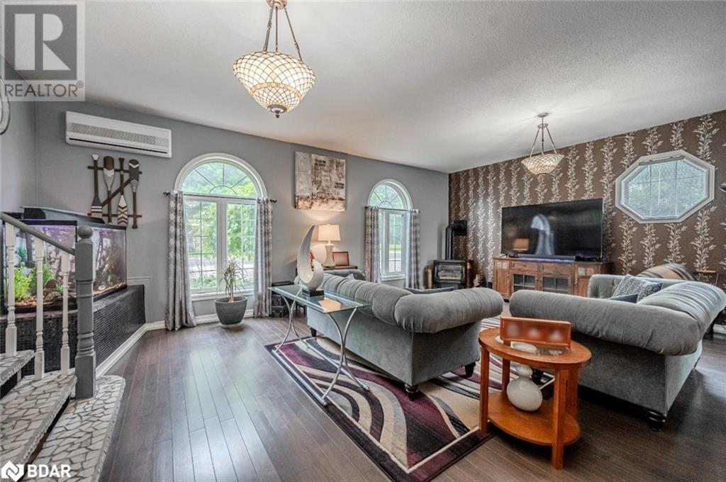 1923 10th Line Property Photo 8