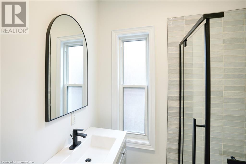 136 Macnab Street N Property Photo 15