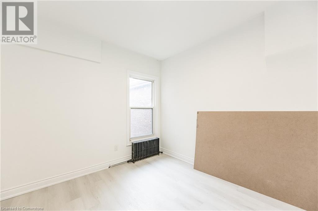 136 Macnab Street N Property Photo 16