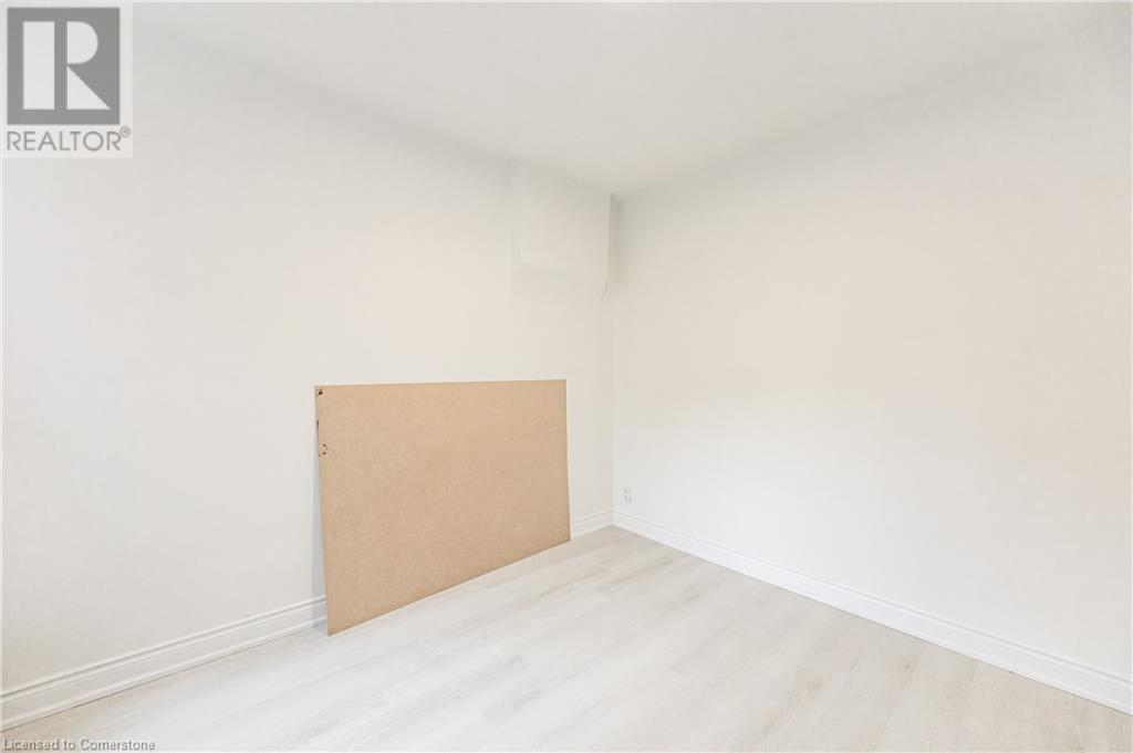 136 Macnab Street N Property Photo 17