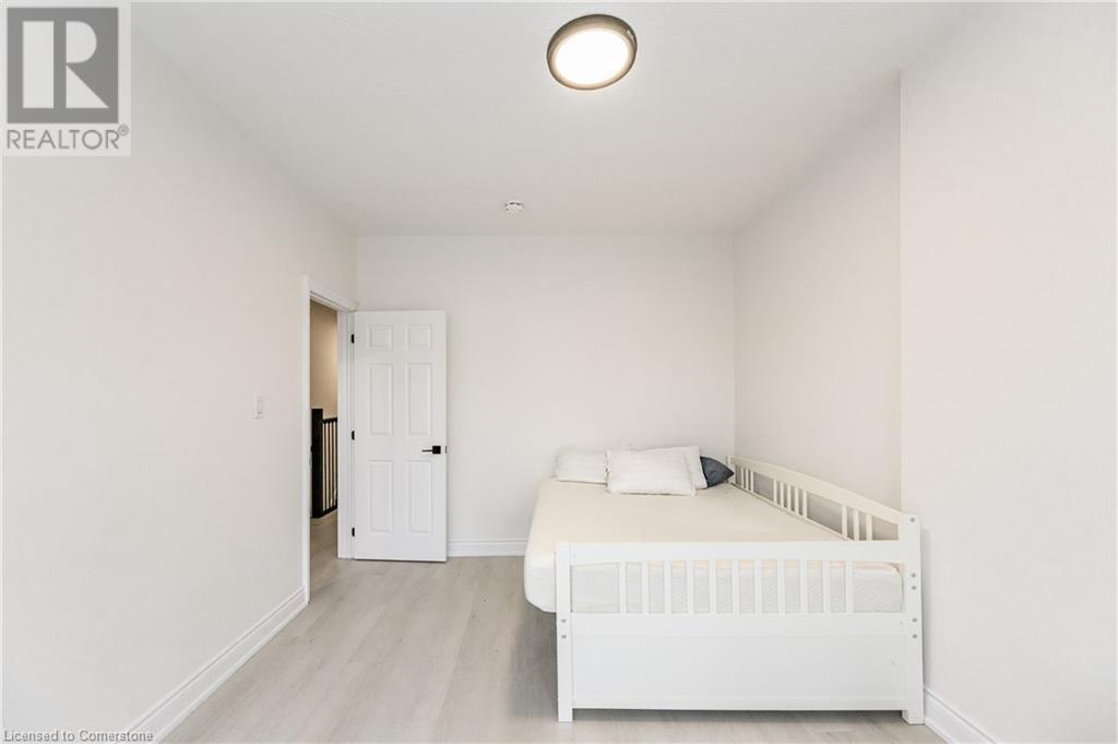136 Macnab Street N Property Photo 19