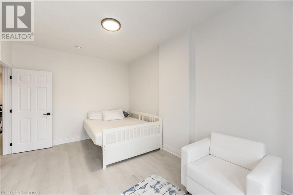 136 Macnab Street N Property Photo 20