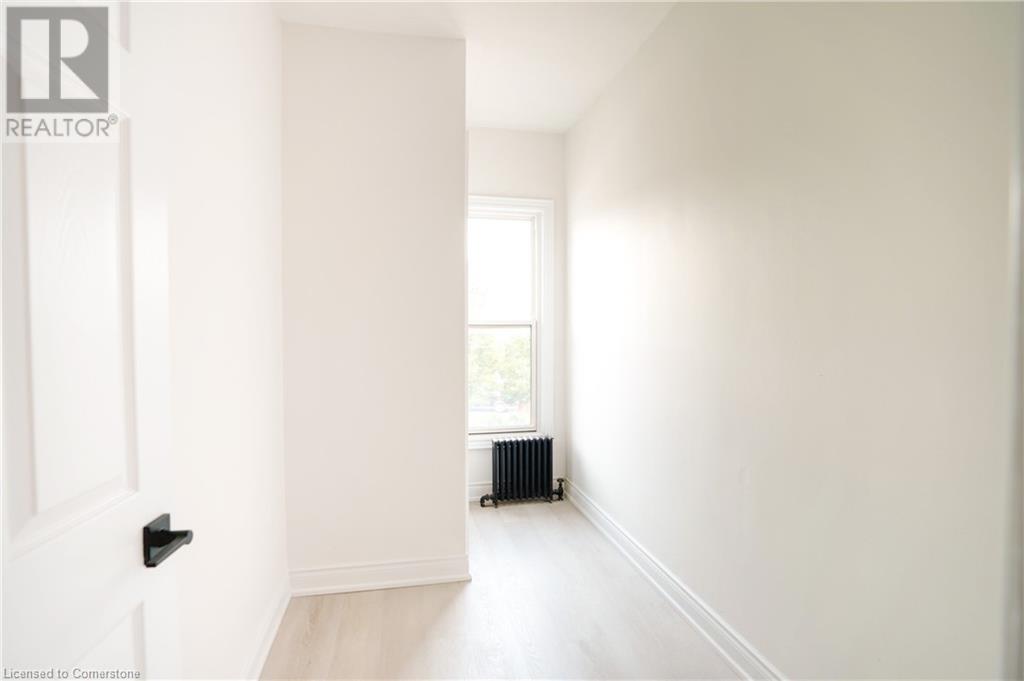 136 Macnab Street N Property Photo 21
