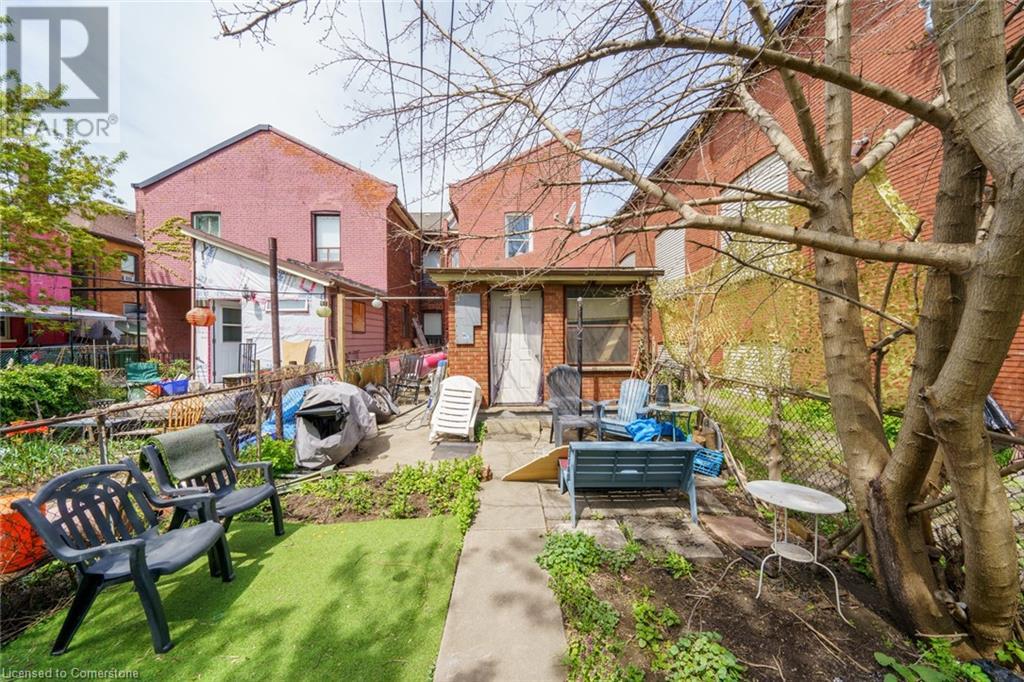 136 Macnab Street N Property Photo 26