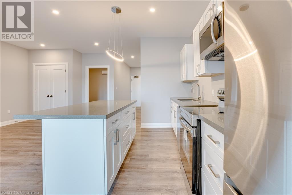 39 Kent Street N Property Photo 8