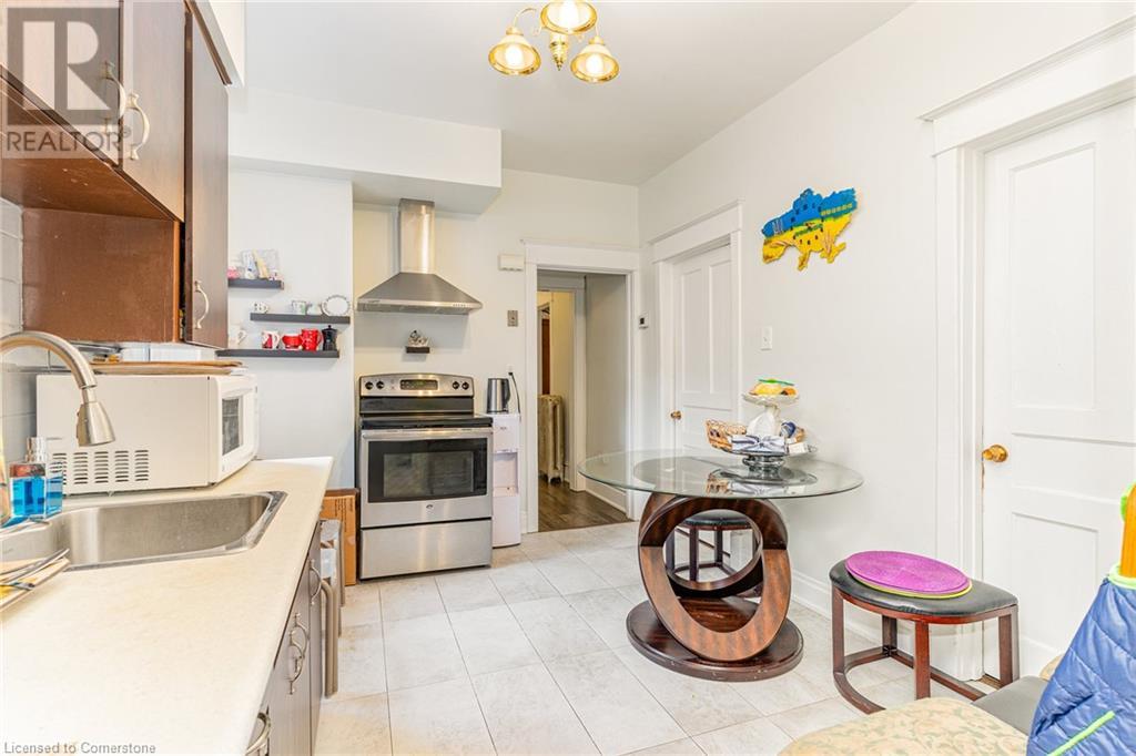 74 Kenilworth Avenue S Property Photo 2