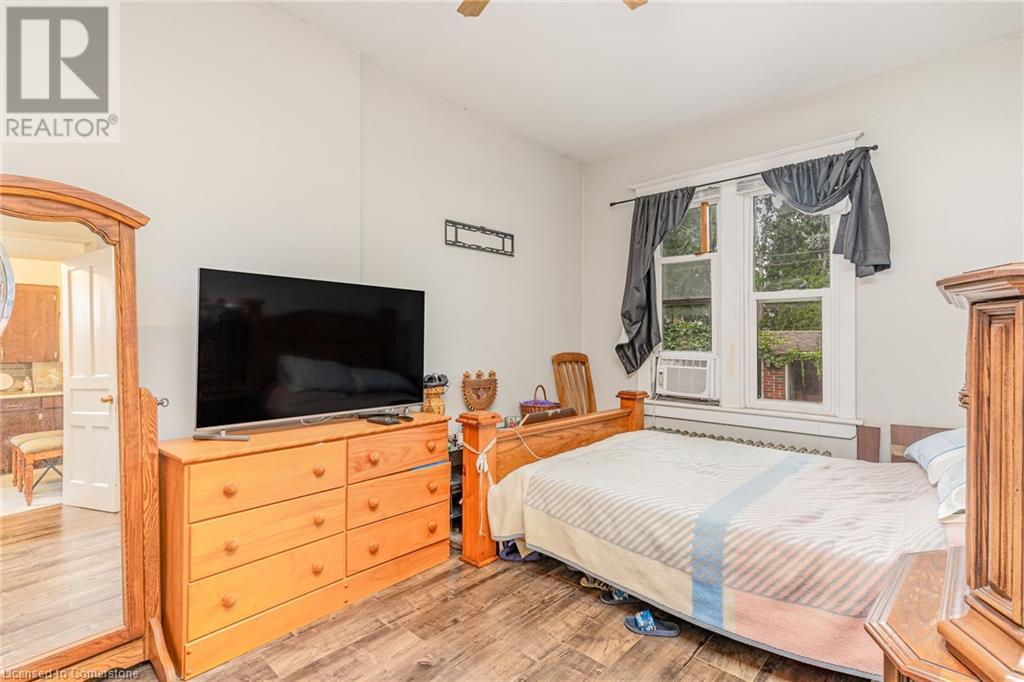 74 Kenilworth Avenue S Property Photo 6