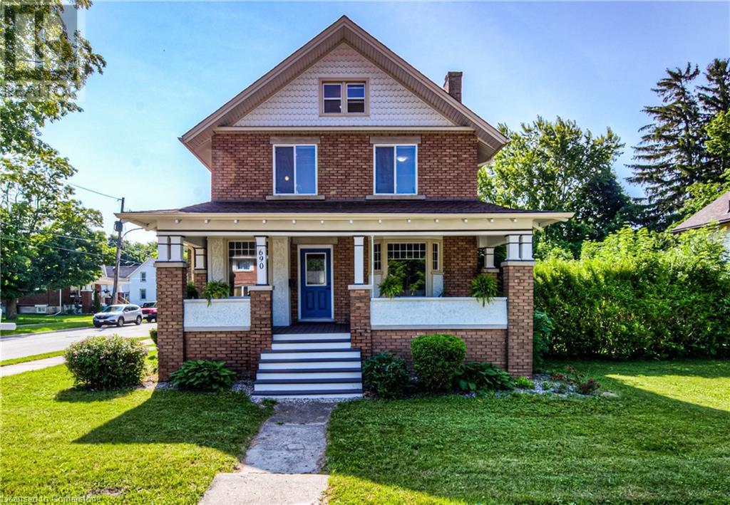 690 Wallace Avenue N Property Photo