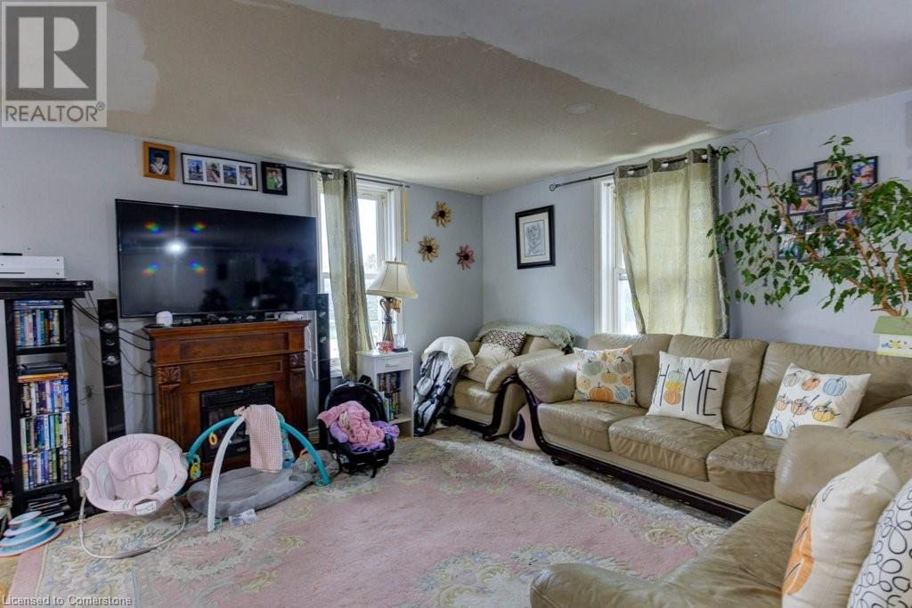 410 Queen Street S Property Photo 23