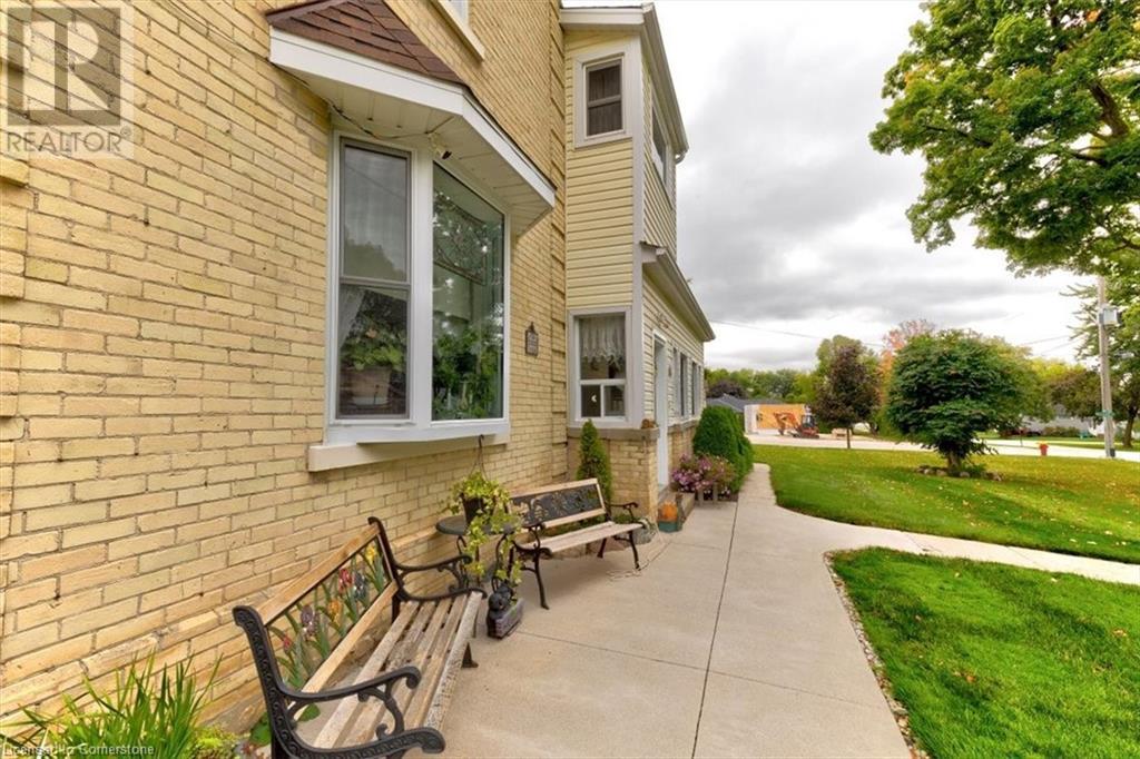 163 John Street S Property Photo 4