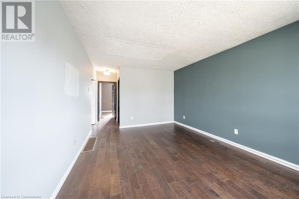 21 Renfrew Street E Property Photo 5