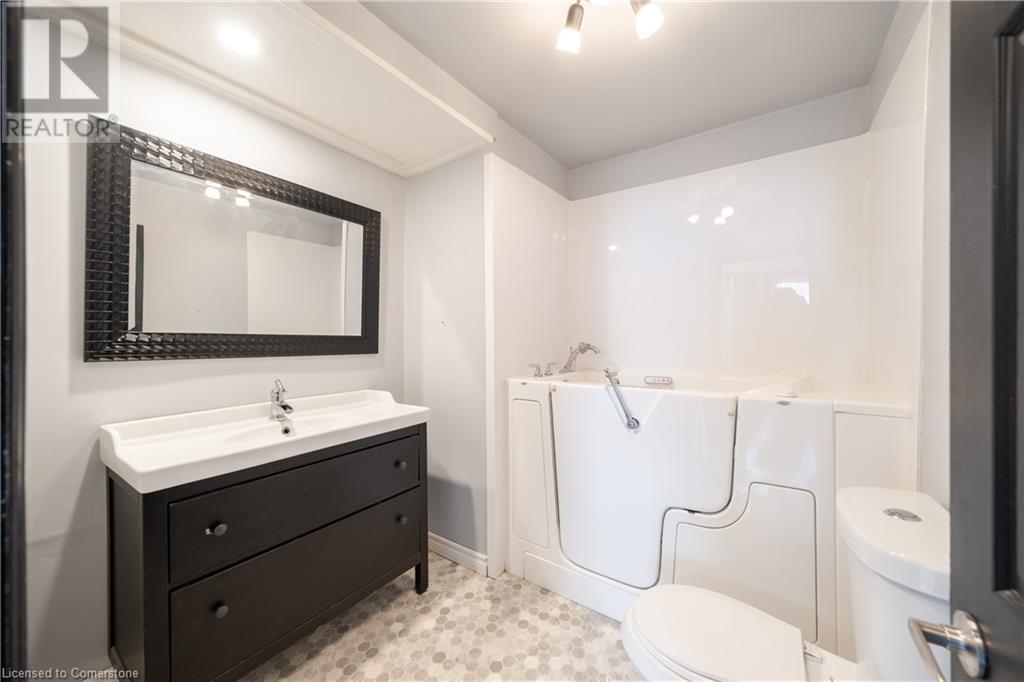 21 Renfrew Street E Property Photo 11