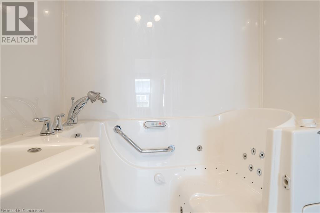 21 Renfrew Street E Property Photo 12