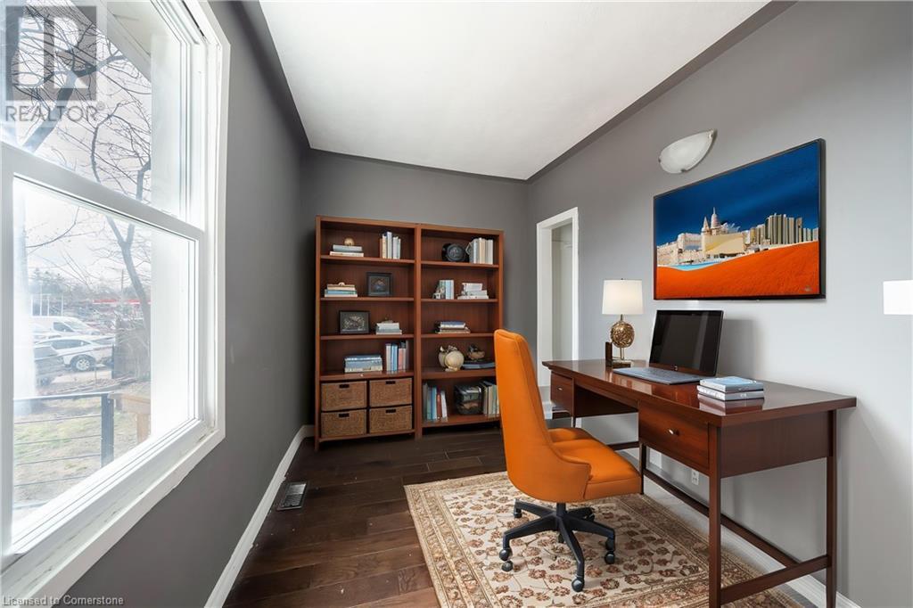 21 Renfrew Street E Property Photo 16