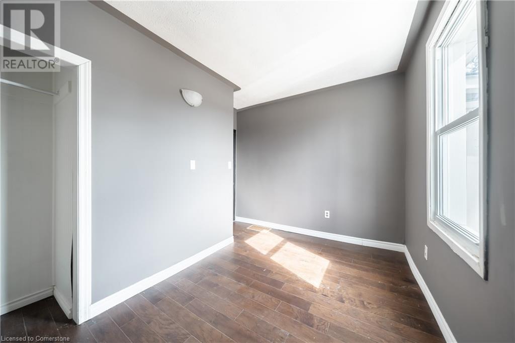 21 Renfrew Street E Property Photo 17