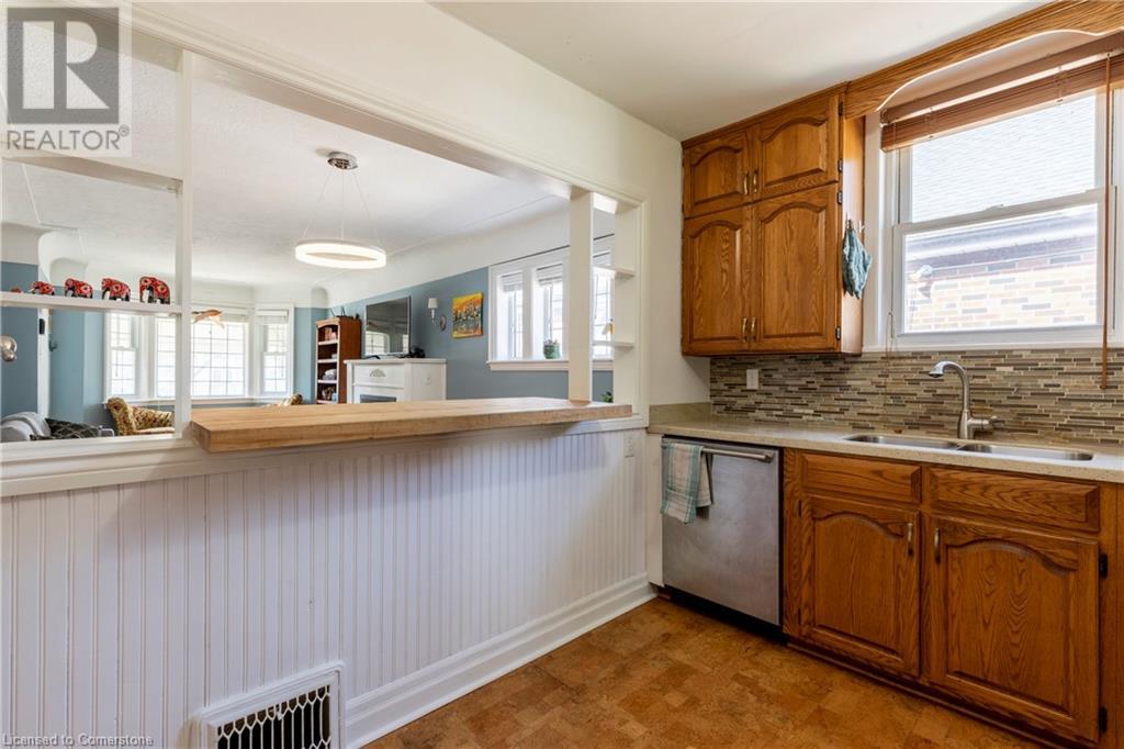 57 Cameron Avenue S Property Photo 11