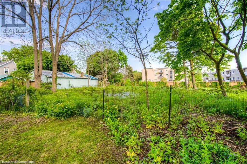 332 Queen Street W Property Photo 8