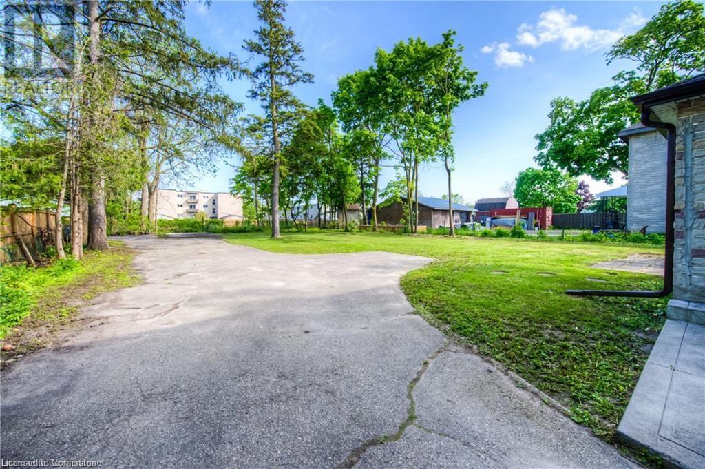 332 Queen Street W Property Photo 11