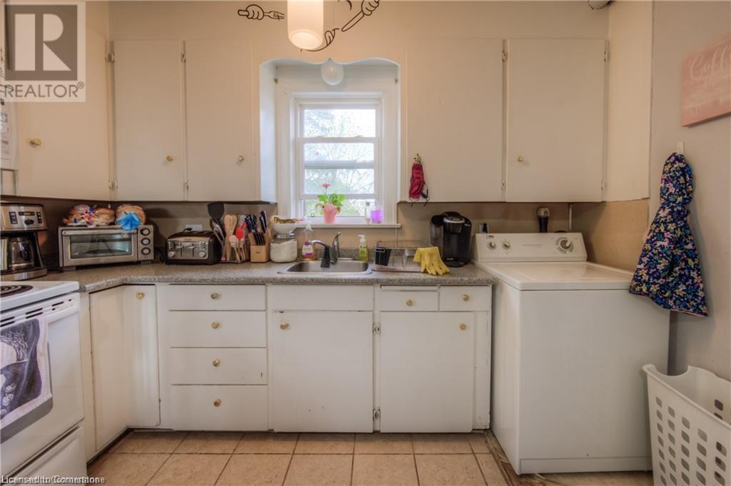 332 Queen Street W Property Photo 18