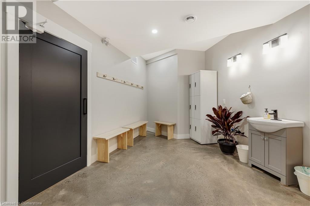 100 Dundas Street E Property Photo 31
