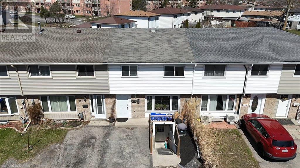 747 Parkview Crescent Property Photo 2