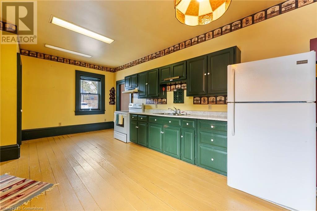 627 Nelson Street W Property Photo 14