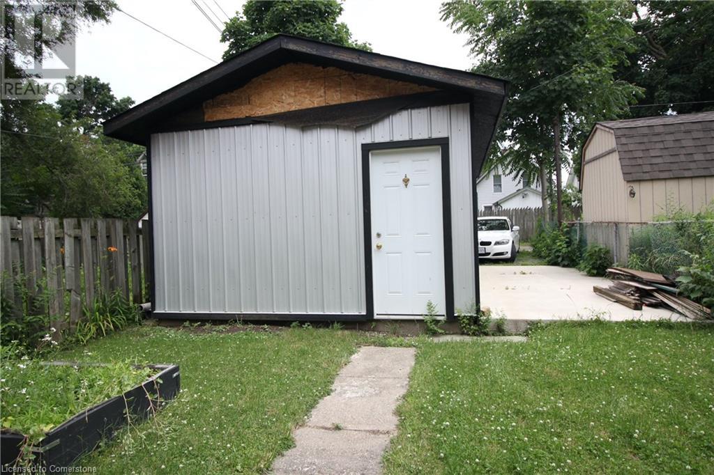 107 Wellington Street S Property Photo 2