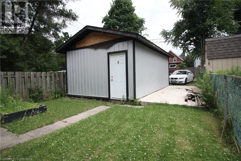 107 Wellington Street S Property Photo 3
