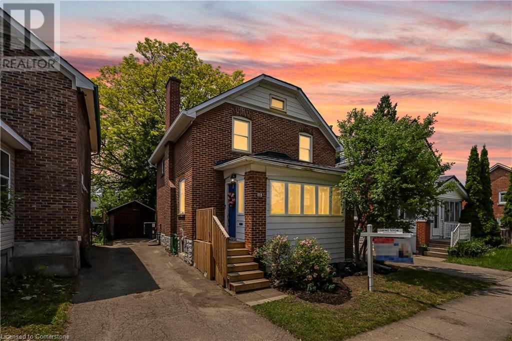 35 Moore Avenue N Property Photo 1