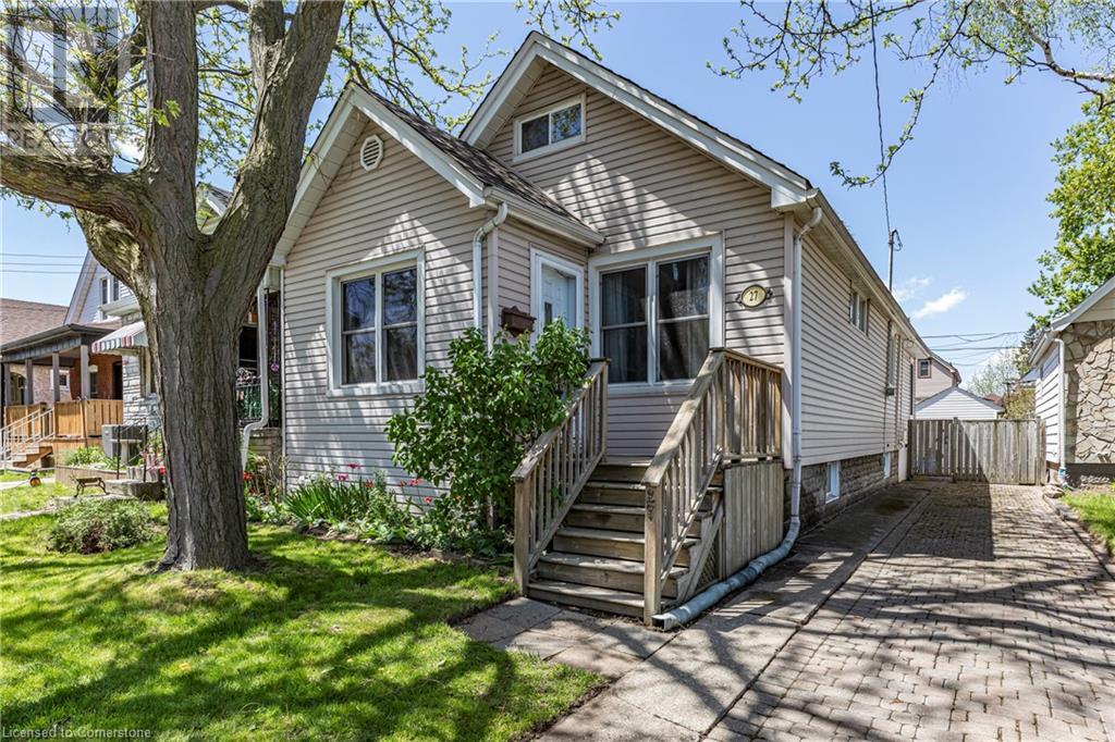 27 Barons Avenue N Property Photo 1