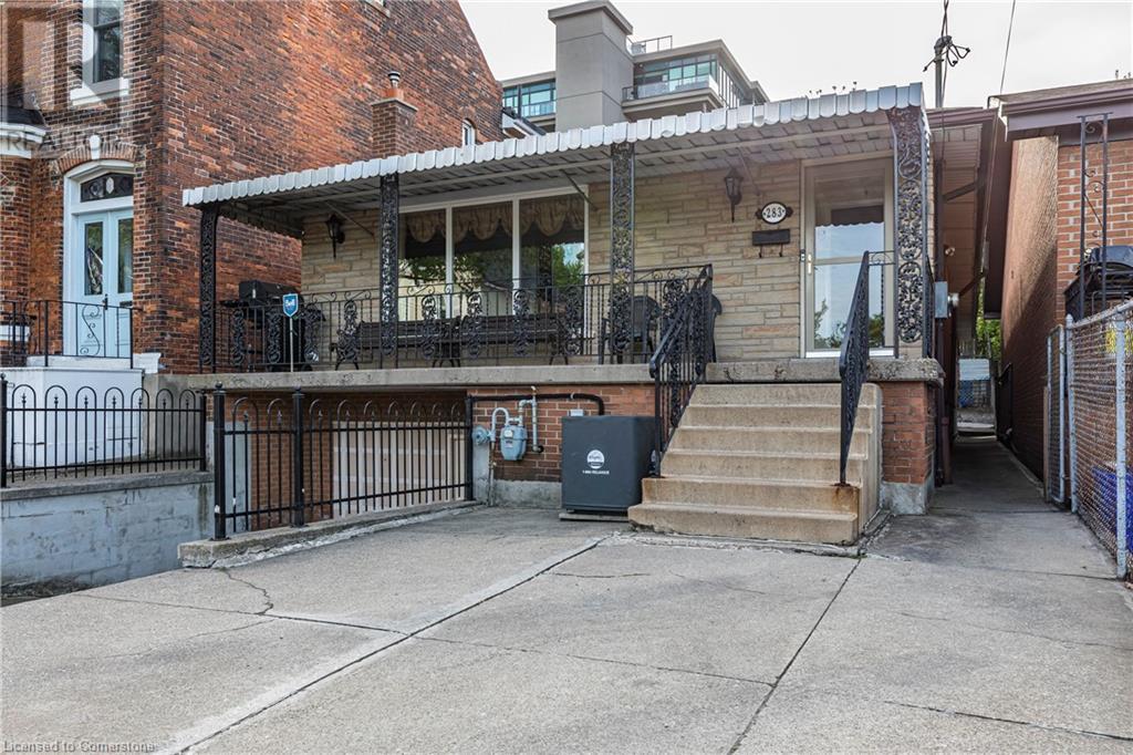 283 Macnab Street N Property Photo 1