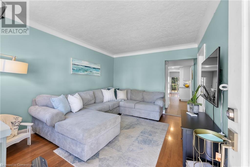 9 Queen Street N Property Photo 1
