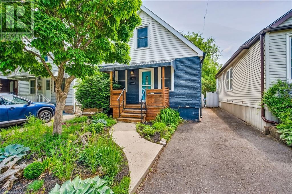 36 Barons Avenue N Property Photo 1