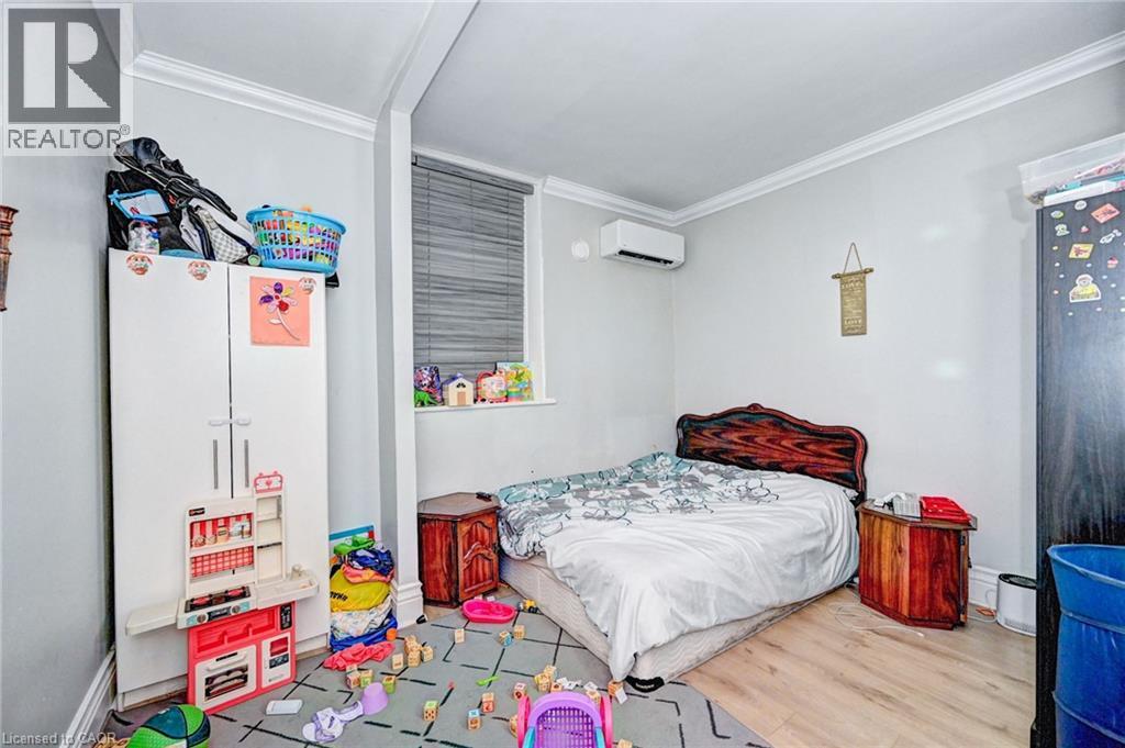 15 Ainslie Street N Property Photo 35