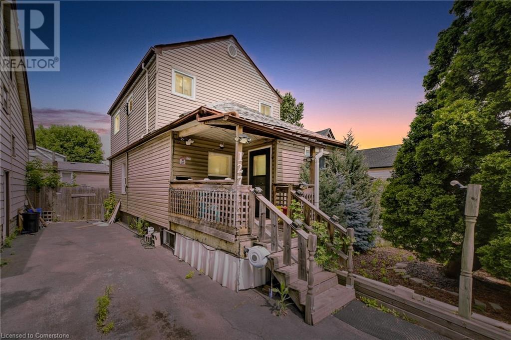 127 Province Street N Property Photo 1