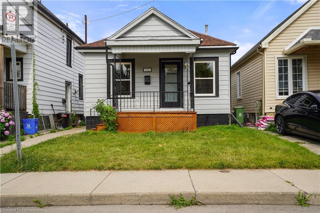 133 Barons Avenue N Property Photo 1